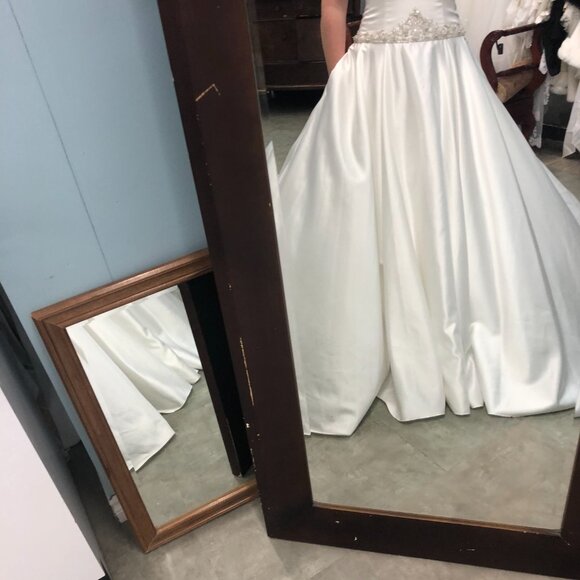 Sample Bridgerton Wedding Dress, Aline ballgown, Size 4, POCKETS Not Strapless - Picture 7 of 12